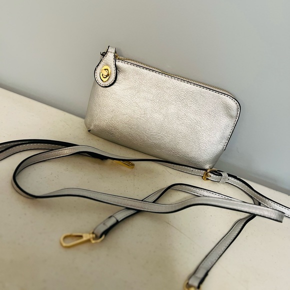 Silver crossbody wallet/clutch - Picture 3 of 5